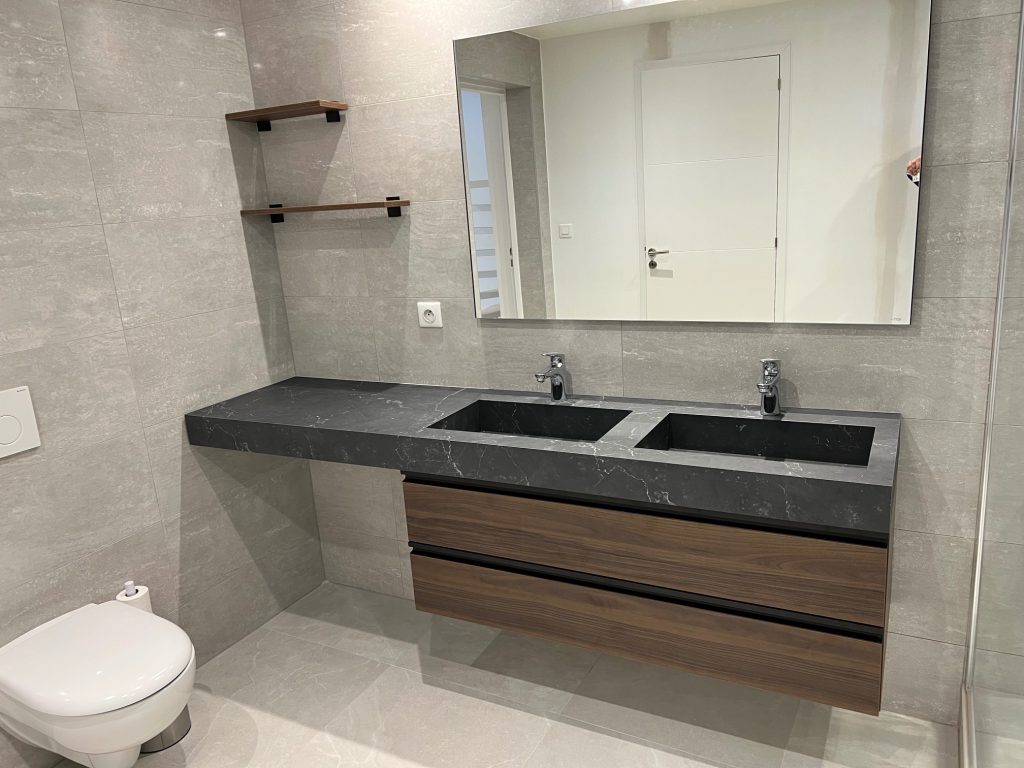 Salle de bain rénovée avec double vasque noire et meuble en bois, réalisée par EDIKS déco74